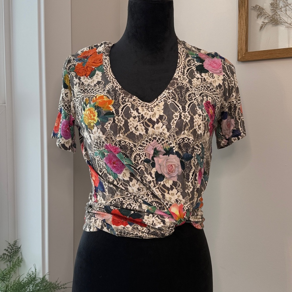 Johnny Was Rose Lace Favorite Short V Swing Tee Floral Top Shirt Gray Pink Small